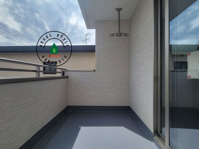 熊本市南区出仲間7丁目第3-1棟（1号棟）　のバルコニー|風をしっかりと感じられるバルコニーでは、毎日が洗濯日和です。広々としているので洗濯も楽しくなるでしょうし、気分転換にバルコニーからの眺めを楽しむのもいいでしょう。