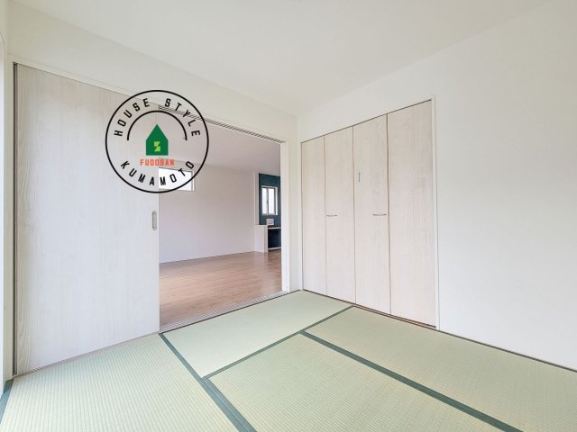 熊本市南区出仲間7丁目第3-1棟（1号棟）　の和室|和室を上手に活用すると暮らし方の幅が広がります。例えば普段は開け放して、子供の小さいうちはお昼寝や遊びのスペースに。畳はソフトなので転んでもケガをしにくく安心です