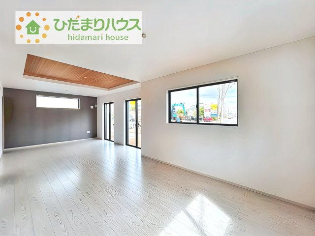 【居間・リビング】 | 取手市白山6期　新築戸建　2号棟 | リビング大きな窓からは、暖かな日の光が降り注ぎます・・・