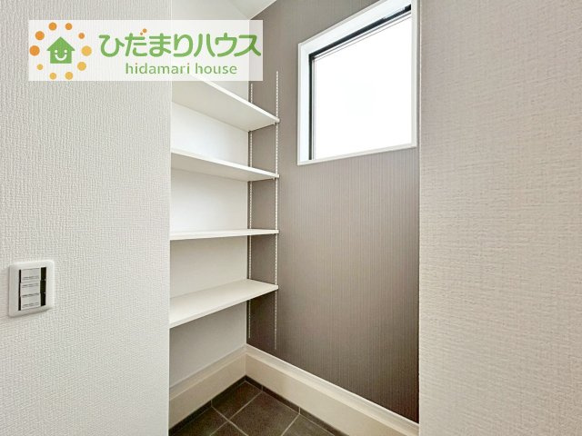【収納】 | 取手市白山6期　新築戸建　2号棟 | シューズインクローゼットは、靴以外にもゴルフバックやベビーカーを置くことができ、
散らかりがちな玄関もスッキリします。