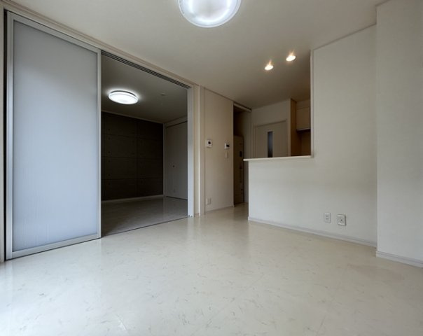 前橋市下小出町２丁目のアパートの居間・リビング