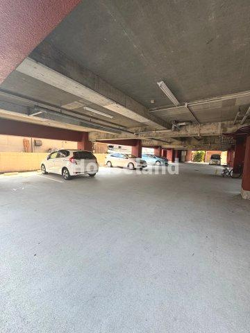 ルミエール参番館の駐車場