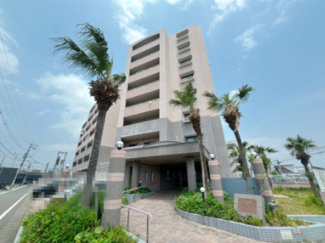 【外観】 | 青空にも夕焼けにも映える、そんなたたずまい。ここで新生活スタートさせてみませんか♪