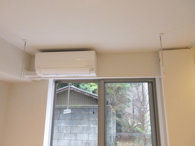 ao yokohamaの設備|雨の日に便利な室内物干フック