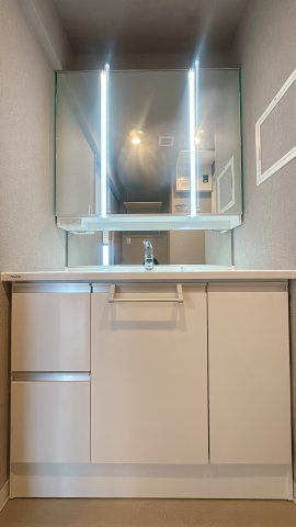 【独立洗面台】 | コアマンション和白東パセオ☆仲介手数料無料☆ | １日の始まりを迎える洗面所。真っ白なドレッサーに向き合って、まっさらな気持ちで。