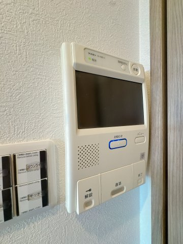 【防犯設備】 | コアマンション和白東パセオ☆仲介手数料無料☆ | 「見える安心」をカタチにしたモニター付きインターホン。お子様の留守番時にも安心です。