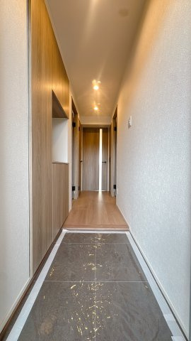 【玄関】 | コアマンション和白東パセオ☆仲介手数料無料☆ | 靴を脱いで、ふと見上げると真っすぐに伸びる廊下。その先に大切な家族が待つ幸せ。