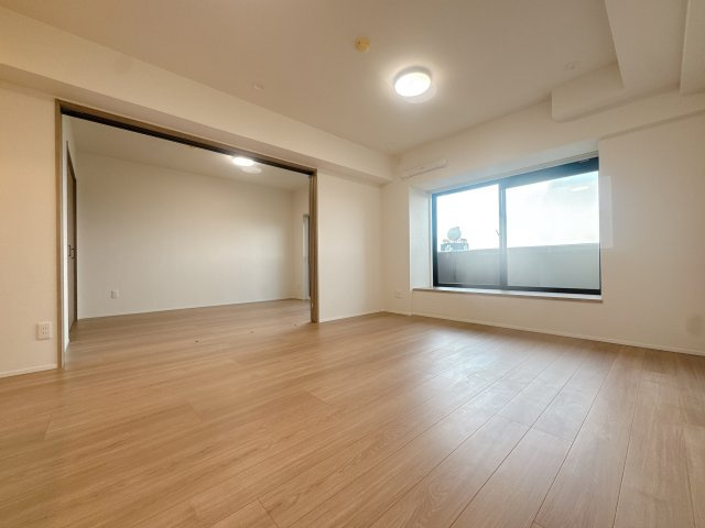 【居間・リビング】 | コアマンション和白東パセオ☆仲介手数料無料☆ | ゆっくりくつろげるLDKは大きな窓からたっぷりの日差しが取り込める心地の良い空間。日中は明かりが無くても過ごせます。