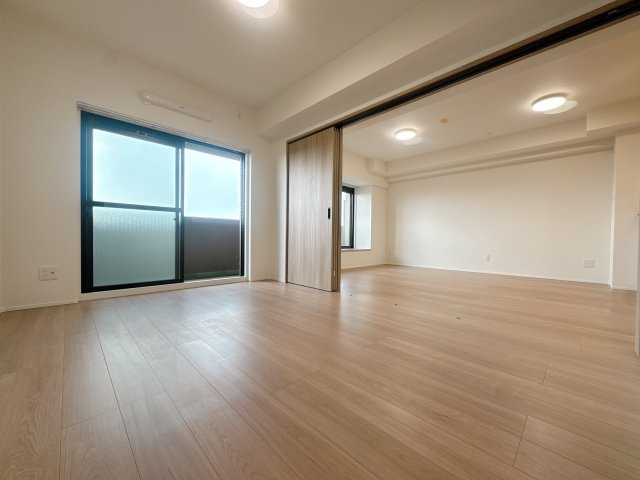 【洋室】 | コアマンション和白東パセオ☆仲介手数料無料☆ | 可動間仕切りは、ときに広く使ったり、区切って使ったりと選ぶ自由が持てるんです♪リビングと一体で使うともっと広々♪