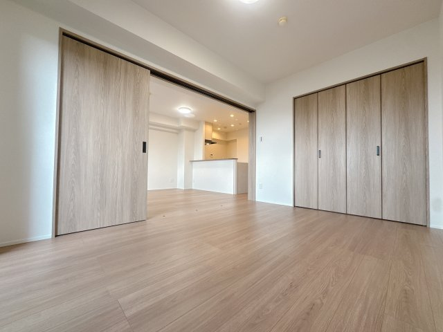 【居間・リビング】 | コアマンション和白東パセオ☆仲介手数料無料☆ | 家族それぞれ快適な空間は違うからこそ、インテリアの配置もアレンジしやすいシンプルなデザインに。