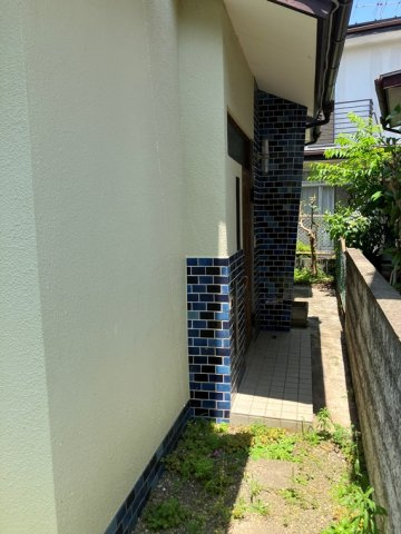 西平山戸建のエントランス