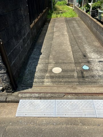 西平山戸建の駐車場