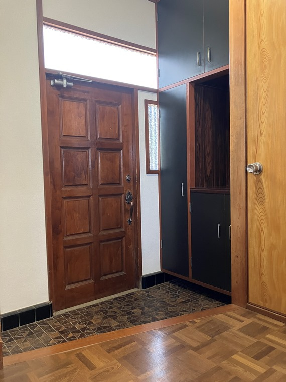 西平山戸建の玄関