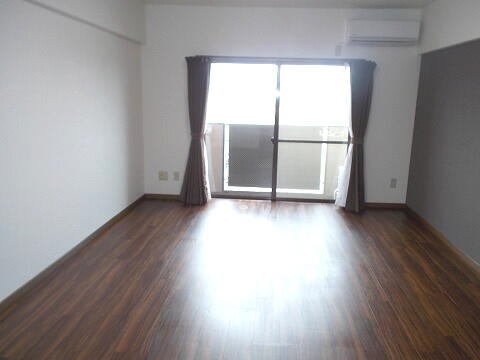 総社駅前ビルの居間・リビング