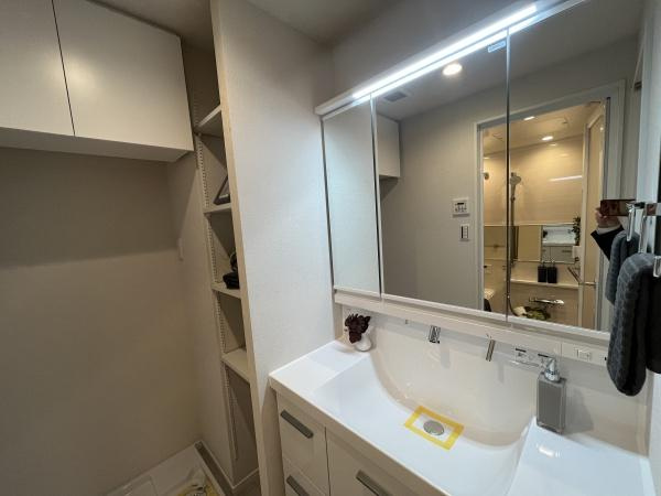 【独立洗面台】 | サンハイツ綱島 | スッキリとした独立洗面台は収納力も豊富ですが、ライトが美しいです