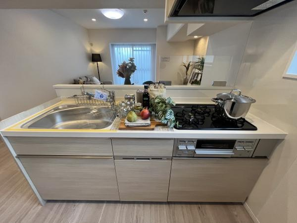 サンハイツ綱島のキッチン|キッチンスペースは広々しており、調理の効率が上がる３口コンロに、食洗器もついており、家事もはかどります♪