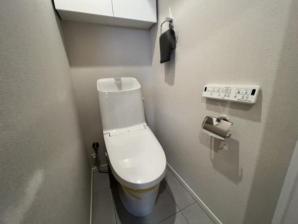 【トイレ】 | サンハイツ綱島 | 落ち着いた色合いのトイレは、保温・洗浄機能付きです。
