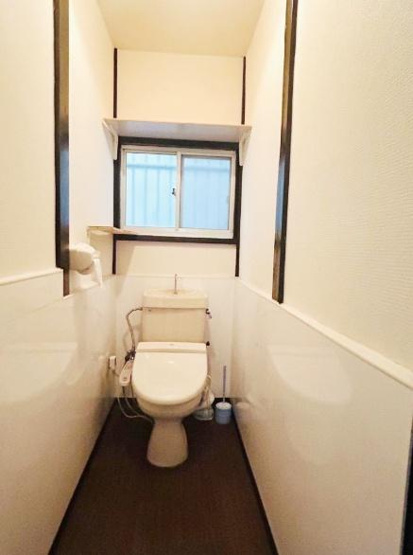 【トイレ】 | 窓があるので、換気しやすく匂いもこもりません♪暗くなりがちなトイレも明るいですよ♪