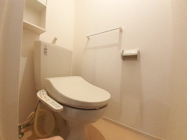 ニューバンブスⅡＢのトイレ|落ち着いた色調のトイレです