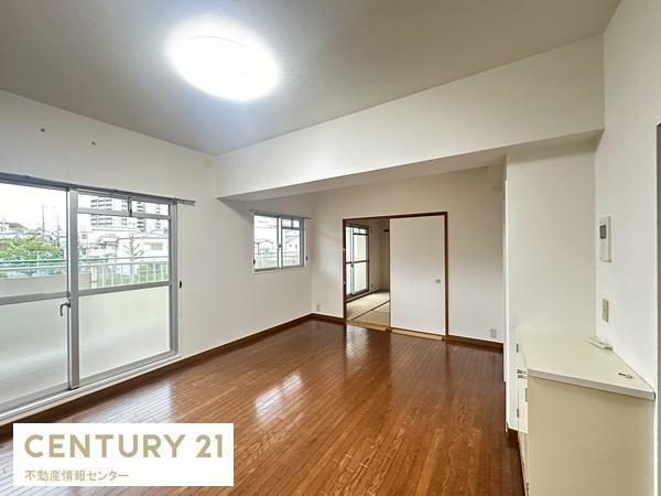 【居間・リビング】 | グランドヴィラ淀川 | 室内一部リフォーム済！(令和7年1月)
・クロス、クッションフロア貼替　・畳表替え　・フローリング補修
・枠廻り塗装　・ウォシュレット新調　・ハウスクリーニング仕上げ
