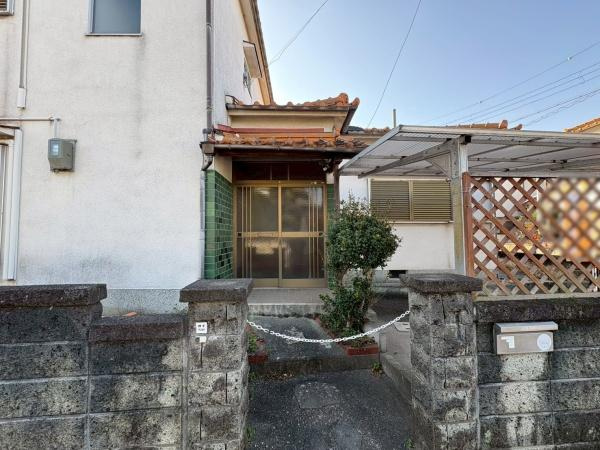 岩出市曽屋　中古戸建の玄関