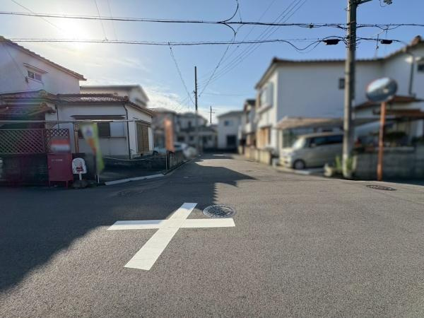 岩出市曽屋　中古戸建の前面道路含む現地写真