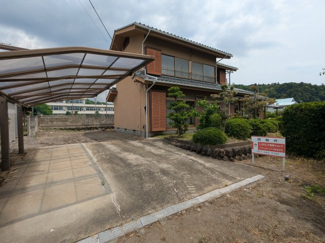 中古戸建　下室田町の駐車場|屋根付きの駐車場で、愛車を守りましょう。