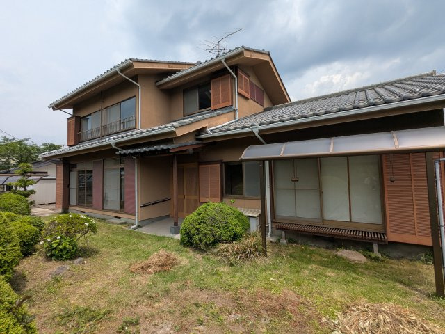 中古戸建　下室田町の庭|お庭の手入れも楽しめそうです。南向きで日当たり良好です。
