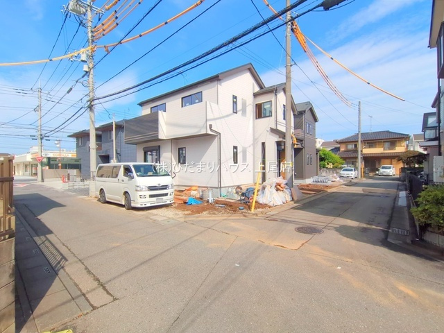 上尾市原市第15　新築戸建　ハートフルタウン01の前面道路含む現地写真