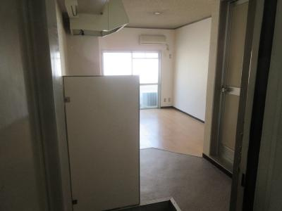 サンハイム島谷の居間・リビング|玄関から～