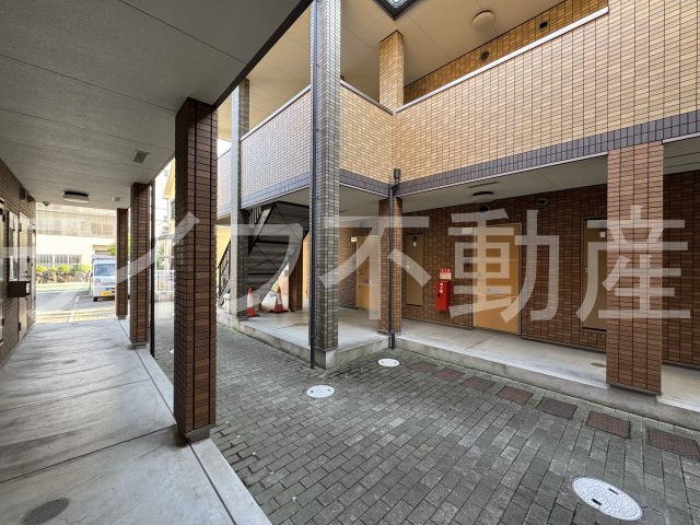 アルベージュ八戸ノ里Ⅰ番館のエントランス|ゆとりのあるエントランスです