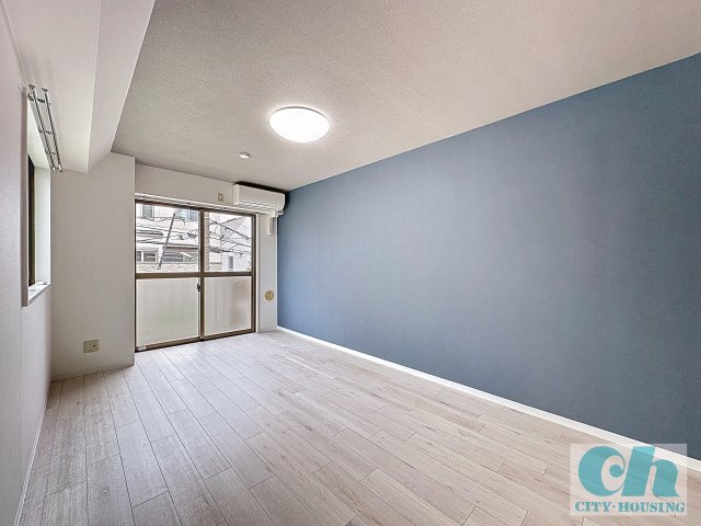 クイーン小金井 205号室の居間・リビング