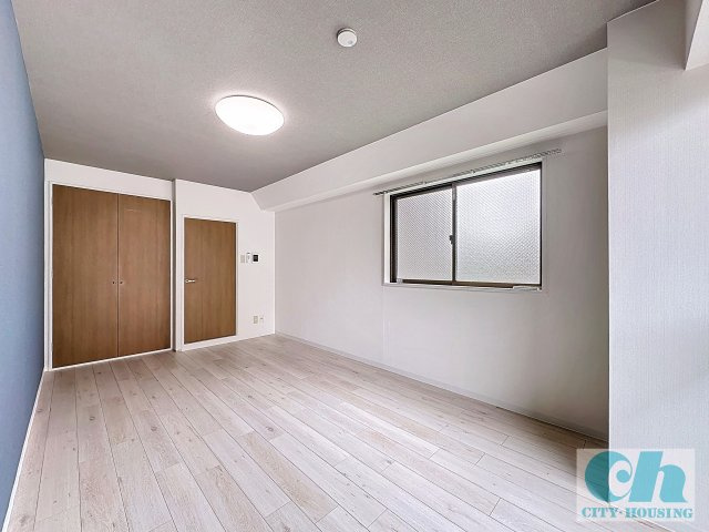 クイーン小金井 205号室の居間・リビング