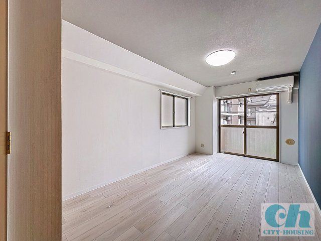 クイーン小金井 205号室の居間・リビング