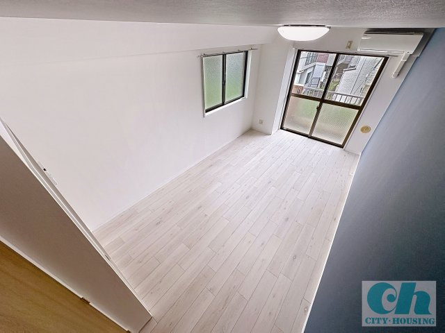 クイーン小金井 205号室の居間・リビング