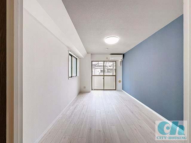 クイーン小金井 205号室の居間・リビング