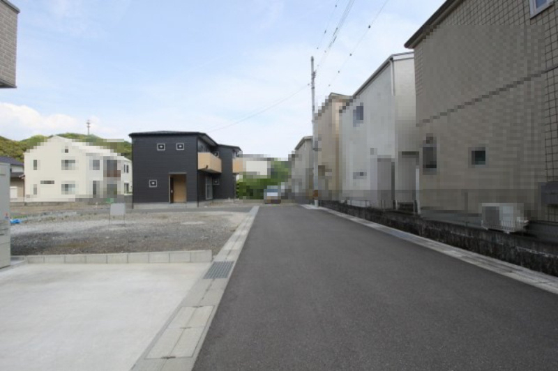 朝倉丙　H号地　建築条件なし　売土地（全10区画）の前面道路含む現地写真