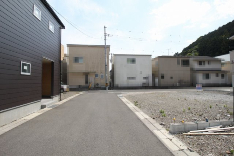 朝倉丙　H号地　建築条件なし　売土地（全10区画）の前面道路含む現地写真