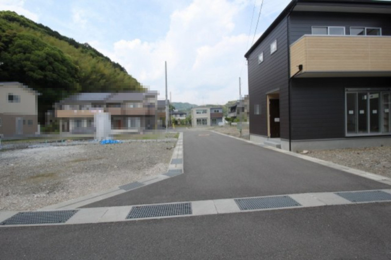 朝倉丙　H号地　建築条件なし　売土地（全10区画）の前面道路含む現地写真