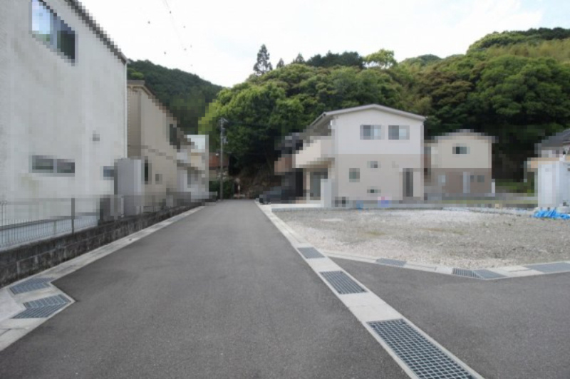 朝倉丙　H号地　建築条件なし　売土地（全10区画）の前面道路含む現地写真