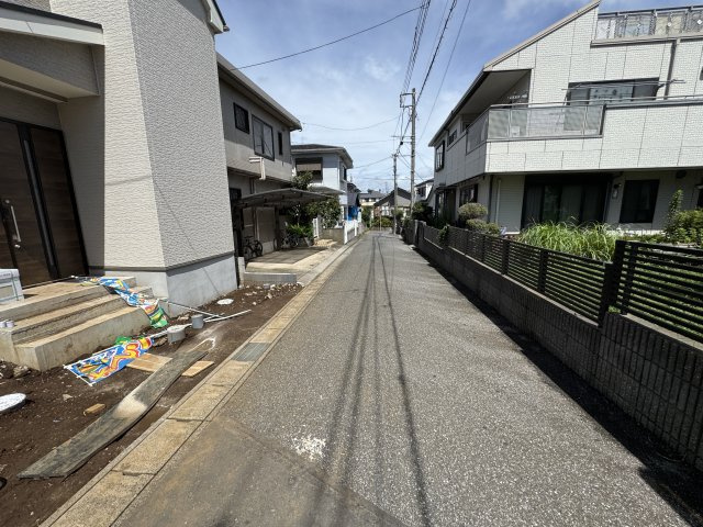 松戸市八ケ崎３丁目新築戸建【八ヶ崎第二小学校：5分】の前面道路含む現地写真|北東側前面道路