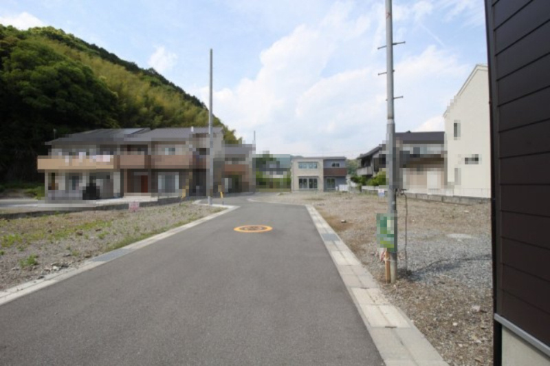 朝倉丙　E号地　建築条件なし　売土地（全10区画）の前面道路含む現地写真