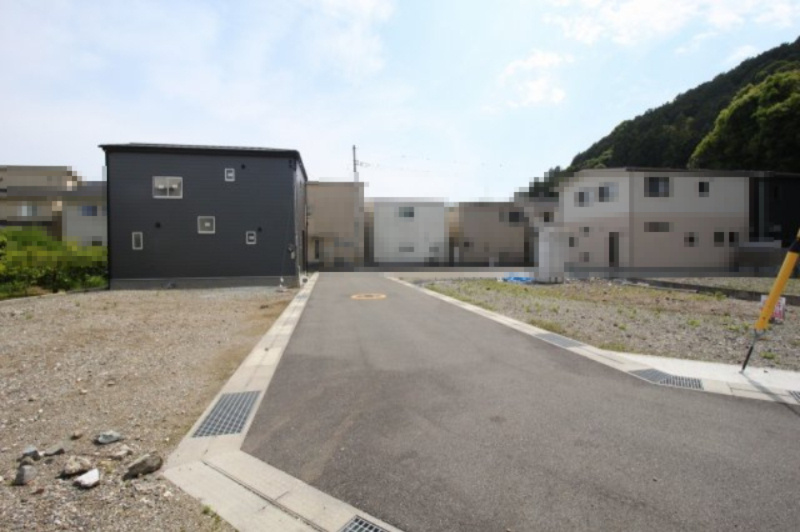 朝倉丙　E号地　建築条件なし　売土地（全10区画）の前面道路含む現地写真