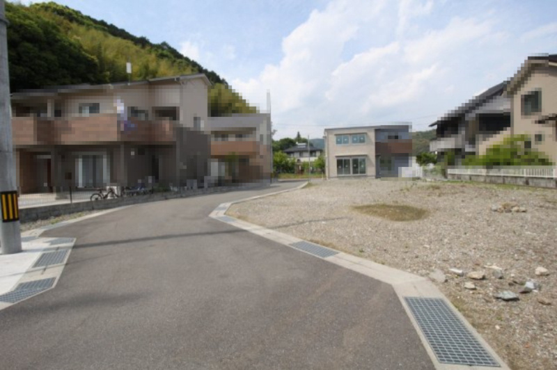 朝倉丙　D号地　建築条件なし　売土地（全10区画）の前面道路含む現地写真