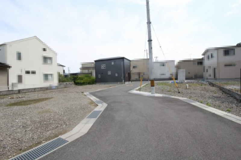 朝倉丙　D号地　建築条件なし　売土地（全10区画）の前面道路含む現地写真
