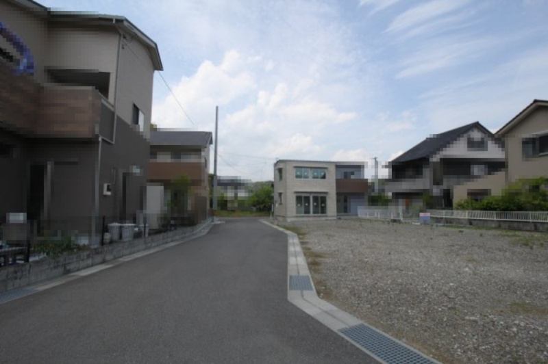 朝倉丙　B号地　建築条件なし　売土地（全10区画）の前面道路含む現地写真