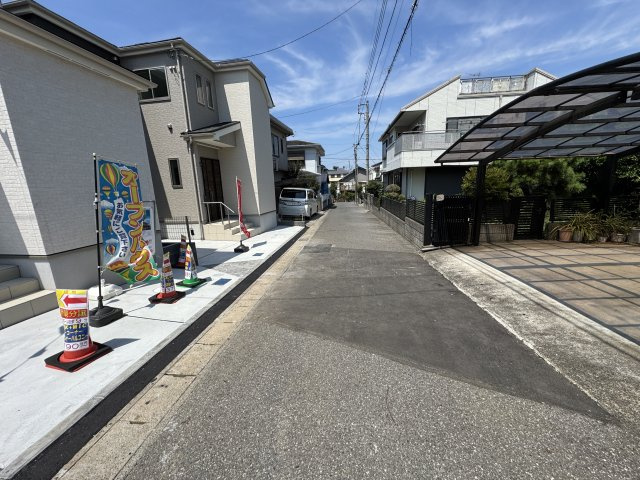 松戸市八ケ崎３丁目新築戸建【八ヶ崎第二小学校：5分】の前面道路含む現地写真|北東側前面道路