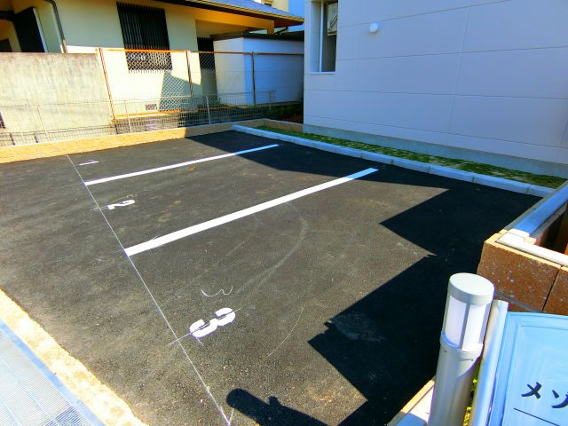 メゾンドソレイユの駐車場