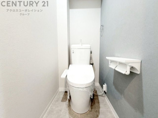 温水洗浄便座付トイレは温水洗浄機能により、暖かい水でおしりを洗浄することができ、冷たい水を使う従来の便座に比べ、温水洗浄機能で暖かいトイレを提供し、快適な使用を可能にします。