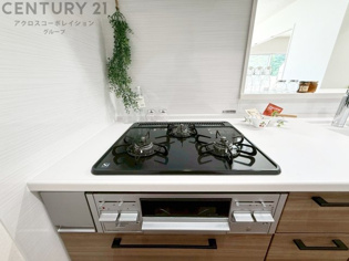 多数の調理器具を同時に使用でき、料理の効率化が可能。省エネで節約になり、様々な料理スタイルに適応できます。また、火力調整が独立しており、手入れや掃除もしやすく、今よりもっとお料理が楽しくなるかも。